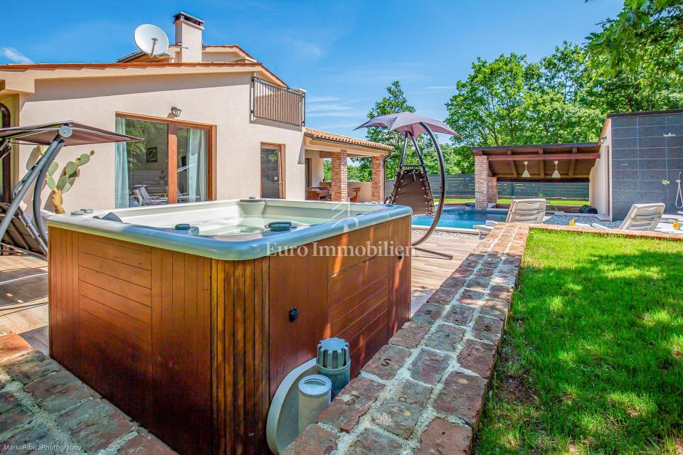 Neues Einfamilienhaus Mit Pool Und Whirlpool Haus