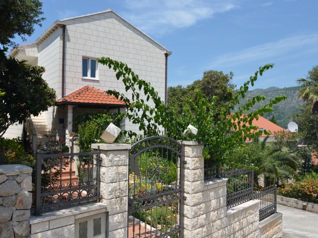 Sale of a stone house with apartments and a garage near Dubrovnik, Zaton