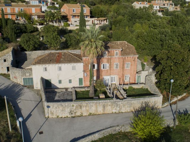 Prodaja šarmantnog imanja s pogledom na more u okolici Dubrovnika