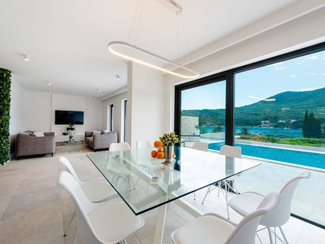 Sale of a beautiful villa with pool and sea view near Dubrovnik