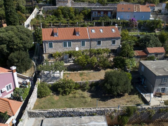 Sale of a semi-detached house with a spacious garden and an additional building in Dubrovnik