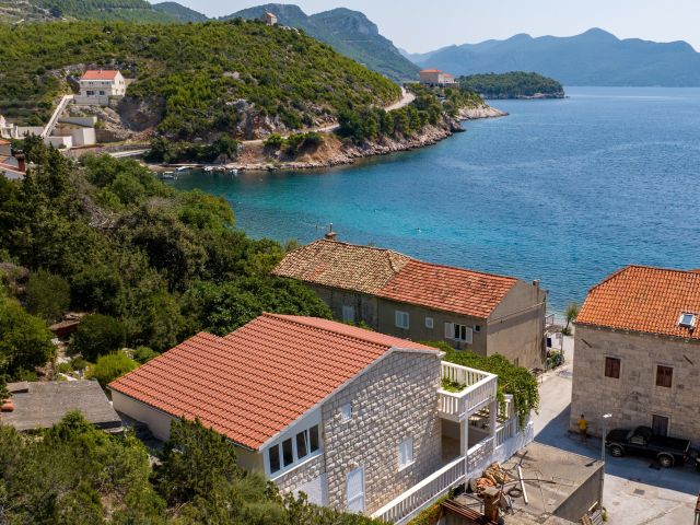 Prodaja kamene kuće s prekrasnim pogledom na more u Trsteniku na Pelješcu