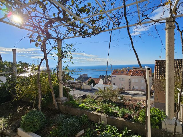 Sale of a house with a large garden in the center of Dubrovnik 