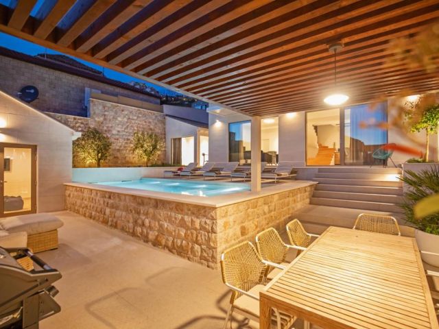 Exclusive modern villa with pool for sale in Dubrovnik centre