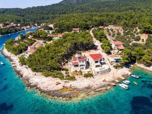 Prodaja atraktivne luksuzne vile prvi red uz more na otoku Korčuli