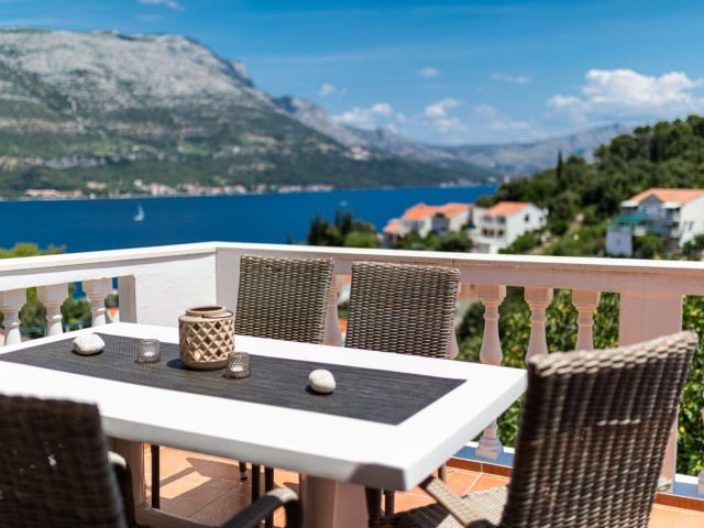 An apartment with a sea view is for sale in Korčula