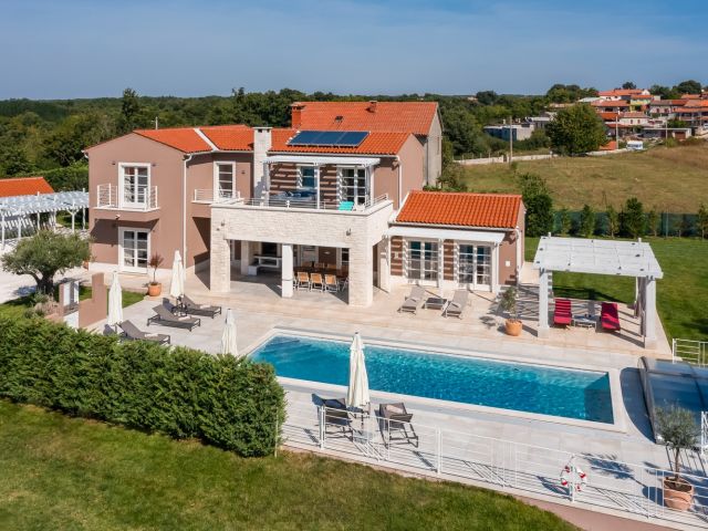 Exclusive villa with pool and vineyard views for sale