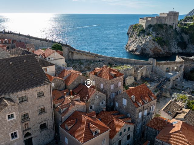 Renovirana kamena kuća unutar zidina povijesne jezgre, Dubrovnik