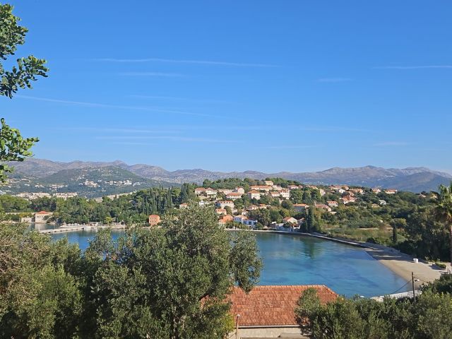 Prodaja kuće s okućnicom i pogledom na more na Koločepu blizu Dubrovnika