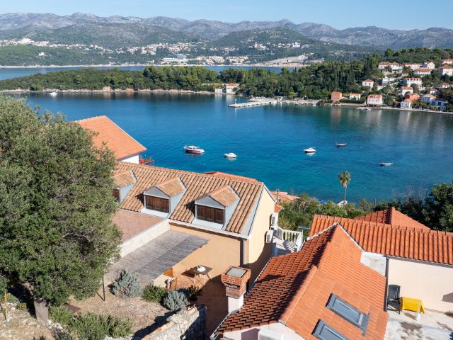 Prodaja kuće s okućnicom i pogledom na more na Koločepu blizu Dubrovnika